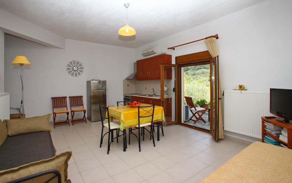 Remvi Apartments Skopelos Town Room photo
